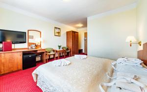 Łóżko lub łóżka w pokoju w obiekcie Karkonoski SPA - Bufet mini All Inclusive gratis!