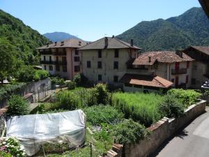 a view of a village with houses and a garden at Appartamento da Davide in Pieve Di Ledro