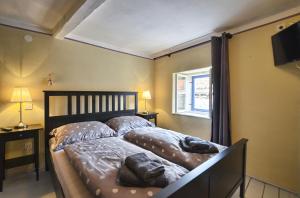 a bedroom with a bed with towels on it at Room Zimmer Portarol in Vodnjan