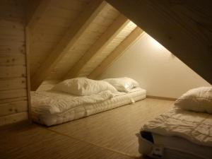two beds in a room with a attic at Urlaubsreif-Rügen in Glowe