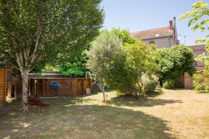 a yard with a bench and trees and a fence at Chambres d'Hôtes Villa Bellevue in Albi