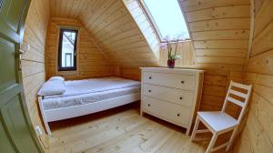 Tempat tidur dalam kamar di Gryf-Balt Domki drewniane