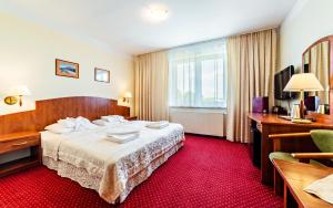 Łóżko lub łóżka w pokoju w obiekcie Karkonoski SPA - Bufet mini All Inclusive gratis!