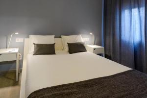 トッサ・デ・マールにあるNS Apartamentsのベッドルーム1室(大型ベッド1台、枕2つ付)