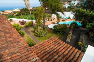 einen Luftblick auf ein Resort mit einem Pool in der Unterkunft Finca Arminda in Monte de Breña