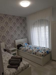 سرير أو أسرّة في غرفة في Jardines del puerto