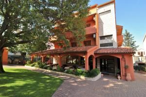 un edificio naranja con un césped delante en Villa Maimare, en Biograd na Moru