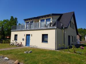 a house with a balcony on top of it at Urlaubsreif-Rügen in Glowe