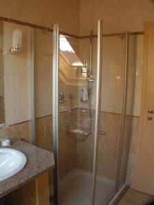 a bathroom with a shower and a sink at Urlaubsreif-Rügen in Glowe +21 photos