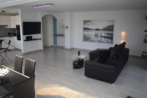 TV a/nebo společenská místnost v ubytování Komfort Wellness Haus Mesa del Mar