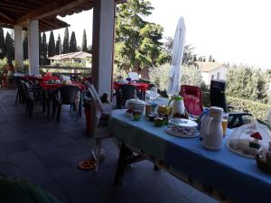 een tafel met een blauwe tafeldoek op een patio bij La Villa in Marsiliana +38 foto's
