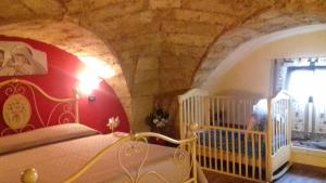 アッリステにあるCasa della Nonnaの石壁のベッドルーム1室