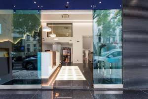 une porte en verre d'un bâtiment avec des voitures. dans l'établissement Hotel Capital Lisboa, à Lisbonne