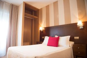 Posteľ alebo postele v izbe v ubytovaní Hotel Fernando IV