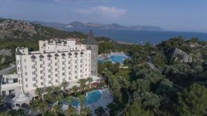 una vista aérea del palacio hotel y complejo en X Life Hotel Sarıgerme 15 - Adult Hotel, en Sarigerme