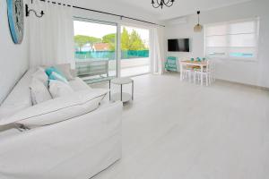 Sala de estar blanca con sofá blanco y mesa en Villa Maris en Bibinje
