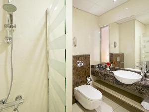 Koupelna v ubytování Al Khoory Executive Hotel, Al Wasl