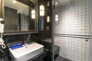 Ett badrum på Apartelle Jatujak Hotel