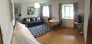 ein Wohnzimmer mit einem Sofa und einem Tisch in der Unterkunft Ferienwohnung Lech in Pflach