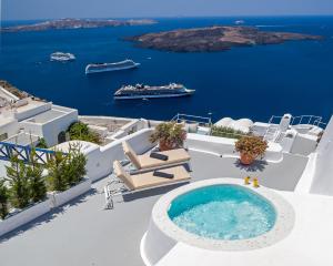 - Vistas a la piscina y al océano en Ananda Infinity en Firostefani