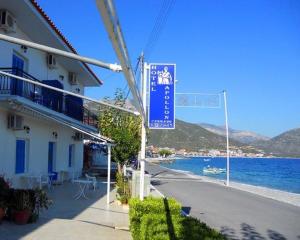 um sinal para um hotel ao lado de uma praia em Apollon Hotel em Tyros