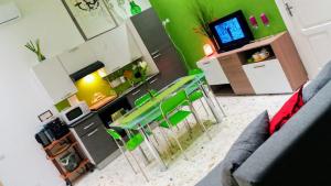 un salon avec une table et une télévision dans l'établissement Corte Degli Aranci House, à Paterno