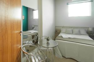 Rúm í herbergi á The Bridge Hostel Florianópolis