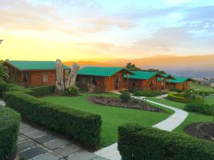 una casa in legno con tetto verde e giardino di Grandpas Hotel & Restaurante a Cartago Altre 37 foto