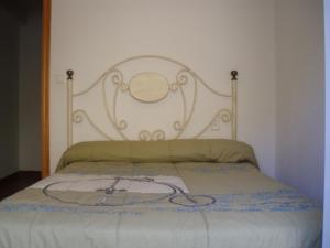 クリェラにあるCullera's Villaのベッド(白いヘッドボード付)