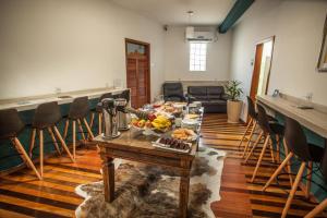 una sala de estar con una mesa con comida. en The Bridge Hostel Florianópolis, en Florianópolis