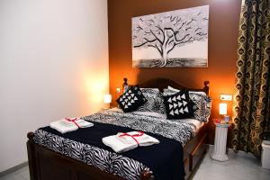 um quarto com uma cama com duas toalhas em One and Only Apartment em Negombo