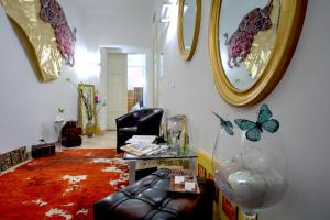 una sala de estar con sofá y mariposas en la pared en VCA Vienna City Apartments (TM) - Ringstrasse en Viena