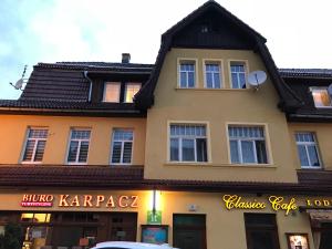 un bâtiment avec une enseigne sur le côté dans l'établissement Apartamenty Classico na deptaku, à Karpacz