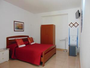 ペスキチにあるOsteria B&B Il Rifugioのベッドルーム1室(赤い毛布付きのベッド1台付)