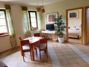 sala de estar con mesa y dormitorio en Apartamenty Dom na Wzgórzu Gardenia en Stronie Śląskie