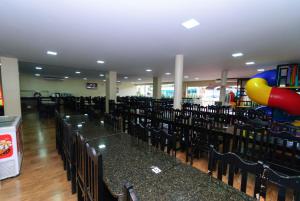 une salle à manger avec des tables et des chaises ainsi qu'une salle de sport. dans l'établissement Hotel Paraiso, à Correia Pinto