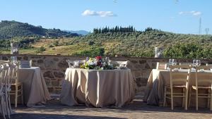 una mesa con un ramo de flores. en Tenuta La Borriana, en Carmignano