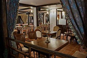 Un restaurante o sitio para comer en Pensiune-Restaurant Tara Luanei