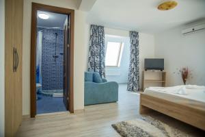 Postel nebo postele na pokoji v ubytování Andreea Residence Mamaia Nord