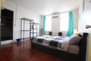 a bedroom with a bed and a flat screen tv at Zee Thai Hostel in Bangkok