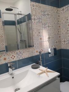 baño con lavabo con estrella de mar en A & M HOUSE, en Moneglia 37 fotos más