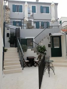 balcón con escaleras, mesa y sillas en Golden B&B, en Split