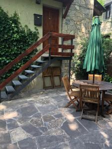 a patio with a table and chairs and a staircase at La casa de las Ardillas in Benasque