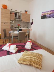 Zimmer mit 2 Handtüchern auf einem Bett und einem Tisch in der Unterkunft La Casetta in Palermo