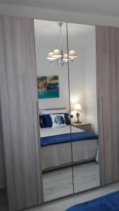 1 dormitorio con 1 cama con espejo. en A & M HOUSE, en Moneglia
