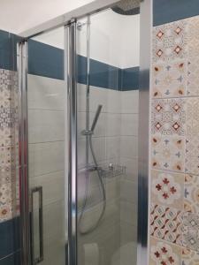 una ducha con manguera en un baño en A & M HOUSE, en Moneglia