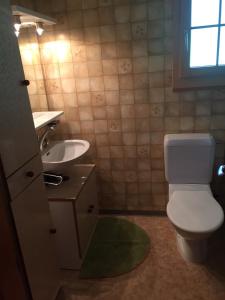 uma casa de banho com um WC e um lavatório em Chalet Gärlich em Bürchen