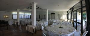Un restaurante o sitio para comer en Hotel Della Baia