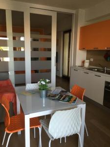 A kitchen or kitchenette at Tempo Di Sole con Serv Spiaggia