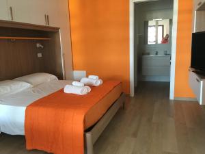 A bed or beds in a room at Tempo Di Sole con Serv Spiaggia